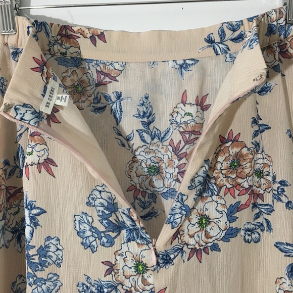 Sold🚫 En Creme Floral Hi-Low skirt - Picture 5 of 5